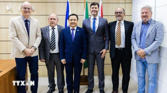 Đại sứ Việt Nam tại Brazil Bùi Văn Nghị (thứ 3, trái sang) cùng Thị trưởng thành phố Vila Velha trong chuyến thăm. (Ảnh: Diệu Hương/TTXVN) Đại sứ Việt Nam tại Brazil Bùi Văn Nghị (thứ 3, trái sang) cùng Thị trưởng thành phố Vila Velha trong chuyến thăm. (Ảnh: Diệu Hương/TTXVN)