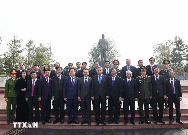 Tổng Bí thư Tô Lâm và Đoàn công tác Trung ương tại Tượng đài Tổng Bí thư Trường Chinh ở thị trấn Xuân Trường, huyện Xuân Trường. (Ảnh: Thống Nhất/TTXVN)
