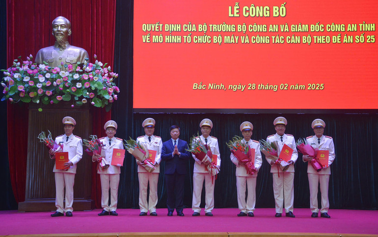 Phó Chủ tịch Thường trực Ủy ban nhân dân tỉnh Đào Quang Khải chúc mừng các đồng chí trưởng các phòng của Công an tỉnh hoàn thành nhiệm vụ công tác, nghỉ hưu theo chế độ.