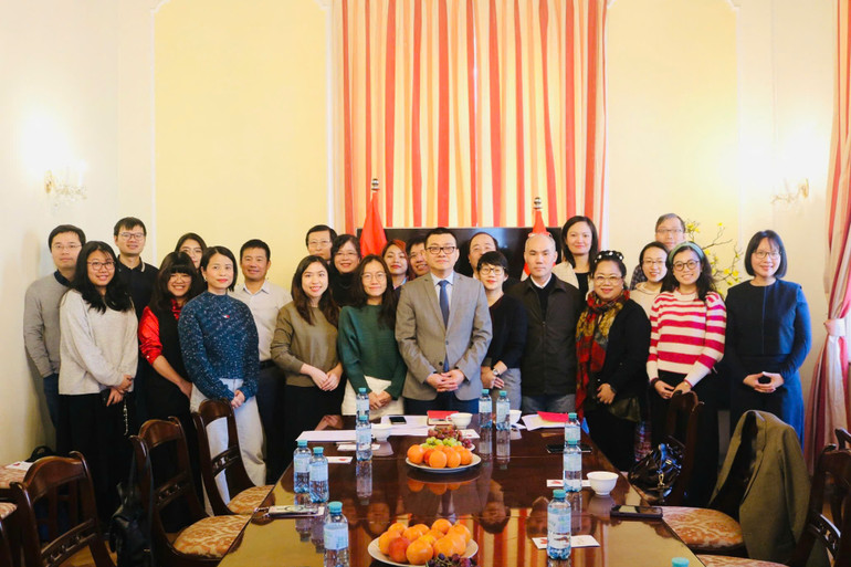 Đại sứ Vũ Lê Thái Hoàng cùng các nhà khoa học, chuyên gia, doanh nhân trẻ đang học tập, nghiên cứu, làm việc tại Áo.