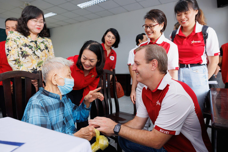 Ông Wietse Mutters - Tổng Giám đốc Điều hành Heineken Việt Nam tận tình thăm hỏi sức khỏe người dân.