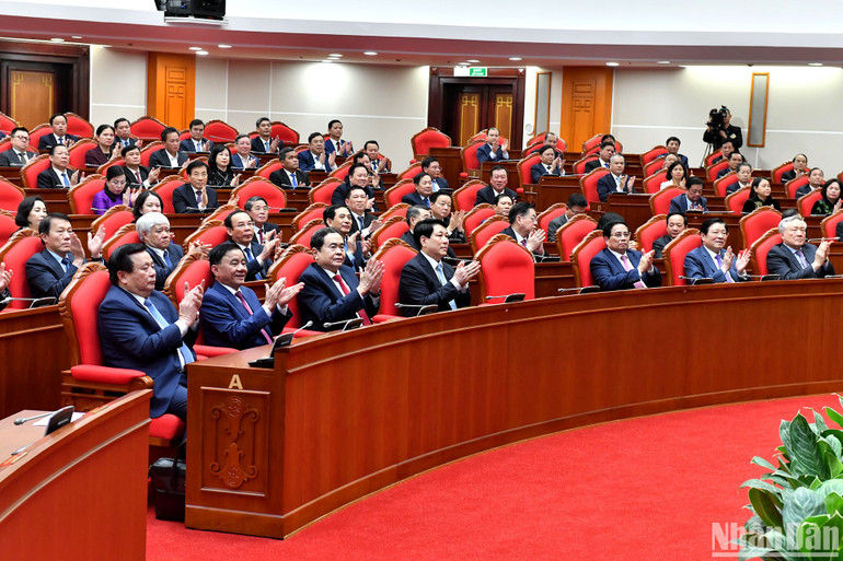 Các đồng chí lãnh đạo Đảng, Nhà nước và các đại biểu tham dự phiên bế mạc hội nghị. Ảnh: ĐĂNG KHOA Các đồng chí lãnh đạo Đảng, Nhà nước và các đại biểu tham dự phiên bế mạc hội nghị. Ảnh: ĐĂNG KHOA