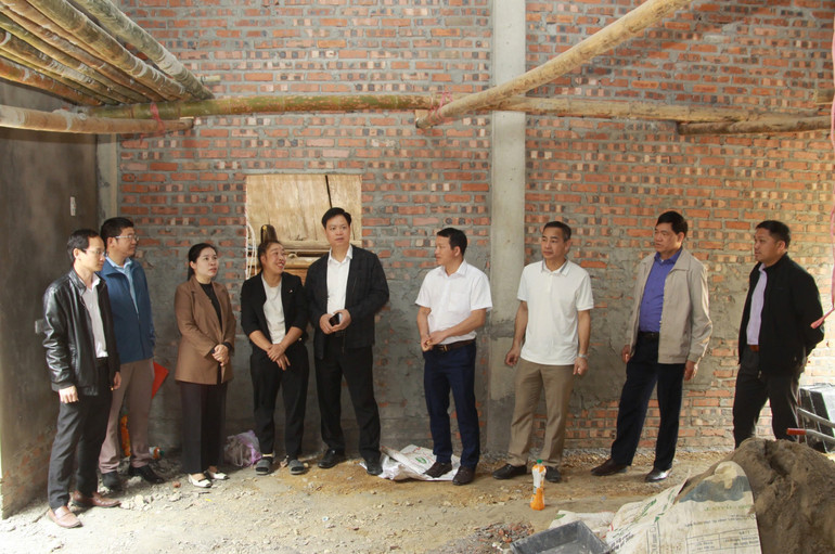 Cán bộ huyện Thuận Châu, tỉnh Sơn La kiểm tra tiến độ công trình xóa nhà tạm, nhà dột nát tại Xã Thôm Mòn.