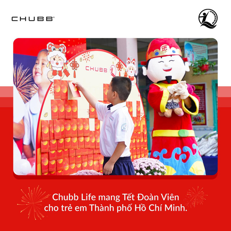 Những phong bao lì xì may mắn do Chubb Life Việt Nam chuẩn bị mang đến không khí Xuân tươi vui, hân hoan cho các em nhỏ.