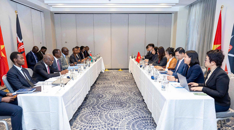 Thứ trưởng Ngoại giao Nguyễn Minh Hằng hội đàm với Thứ trưởng Ngoại giao và Kiều dân Kenya Abraham Korir Sing'Oei.