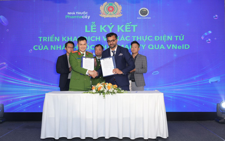 Ký kết hợp tác, triển khai dịch vụ xác thực điện tử của Pharmacity qua ứng dụng VNeID.