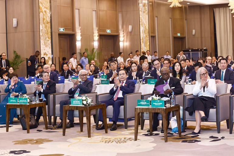 Chủ tịch Quốc hội Trần Thanh Mẫn và đại biểu dự diễn đàn. Ảnh: Doãn Tấn - TTXVN