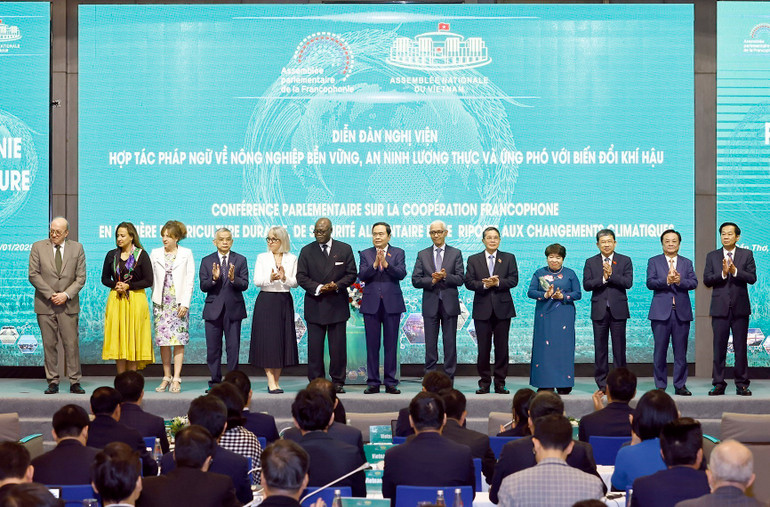 Chủ tịch Quốc hội Trần Thanh Mẫn và trưởng đoàn chụp ảnh chung. Ảnh: Doãn Tấn - TTXVN