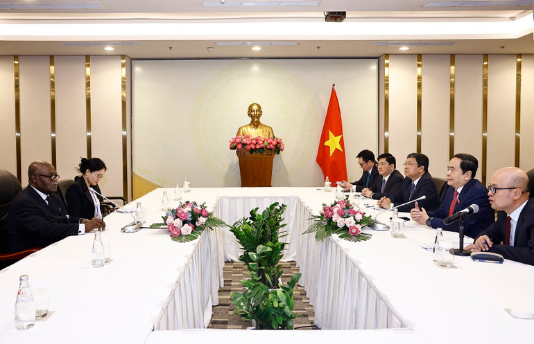 Chủ tịch Quốc hội Trần Thanh Mẫn tiếp Phó Chủ tịch thứ nhất Quốc hội Cameroon, Chủ tịch Liên minh Nghị viện Pháp ngữ (APF) ngữ Hilarion Etong. Ảnh: Doãn Tấn – TTXVN