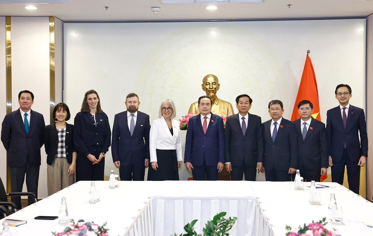 Chủ tịch Quốc hội Trần Thanh Mẫn với Tổng Giám đốc Tổ chức Quốc tế Pháp ngữ Caroline St-Hilaire và đại biểu. Ảnh: Doãn Tấn – TTXVN Chủ tịch Quốc hội Trần Thanh Mẫn với Tổng Giám đốc Tổ chức Quốc tế Pháp ngữ Caroline St-Hilaire và đại biểu. Ảnh: Doãn Tấn – TTXVN