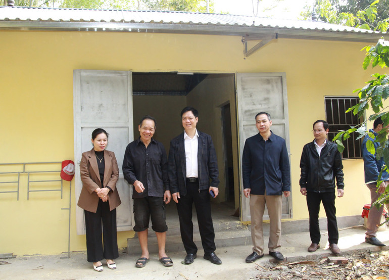 Cán bộ huyện Thuận Châu, tỉnh Sơn La chung vui với người dân dọn vào ngôi nhà mới.