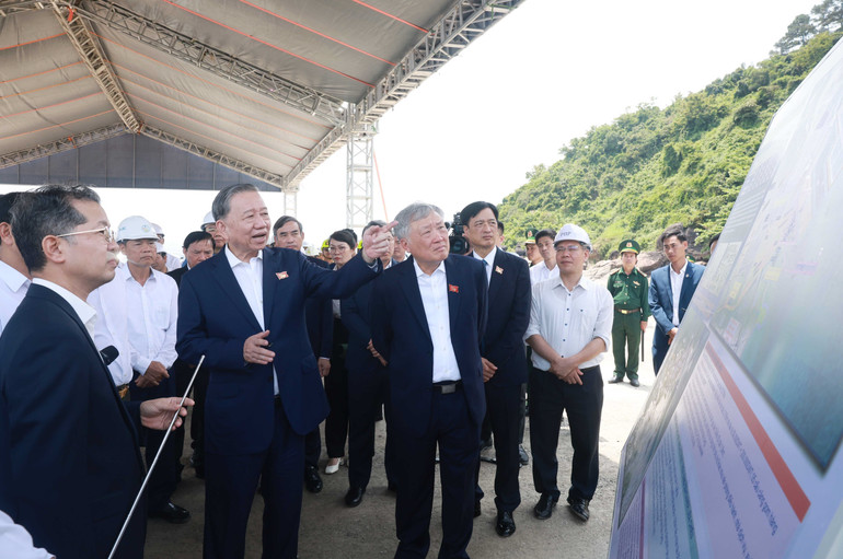 Tổng Bí thư Tô Lâm thăm dự án đầu tư, xây dựng Bến cảng Liên Chiểu - phần cơ sở hạ tầng dùng chung. (Ảnh: Thống Nhất/TTXVN) Tổng Bí thư Tô Lâm thăm dự án đầu tư, xây dựng Bến cảng Liên Chiểu - phần cơ sở hạ tầng dùng chung. (Ảnh: Thống Nhất/TTXVN)