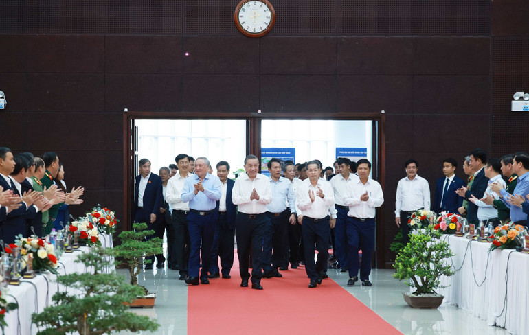 Tổng Bí thư Tô Lâm làm việc với Ban Thường vụ Thành ủy Đà Nẵng và Ban Thường vụ Tỉnh ủy Quảng Nam. (Ảnh: Thống Nhất/TTXVN) Tổng Bí thư Tô Lâm làm việc với Ban Thường vụ Thành ủy Đà Nẵng và Ban Thường vụ Tỉnh ủy Quảng Nam. (Ảnh: Thống Nhất/TTXVN)