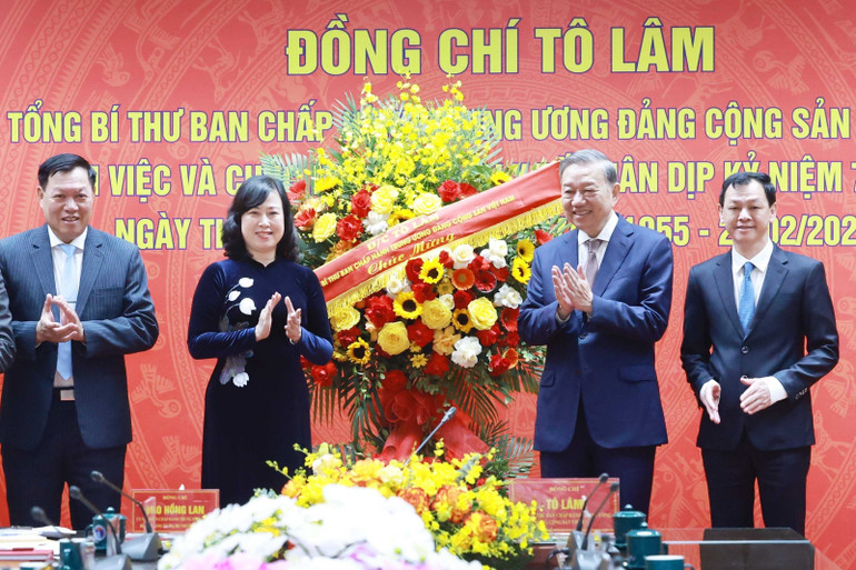 Tổng Bí thư Tô Lâm chúc mừng ngành y tế nhân dịp kỷ niệm 70 năm Ngày Thầy thuốc Việt Nam (27/2/1955-27/2/2025). (Ảnh: TTXVN) Tổng Bí thư Tô Lâm chúc mừng ngành y tế nhân dịp kỷ niệm 70 năm Ngày Thầy thuốc Việt Nam (27/2/1955-27/2/2025). (Ảnh: TTXVN)
