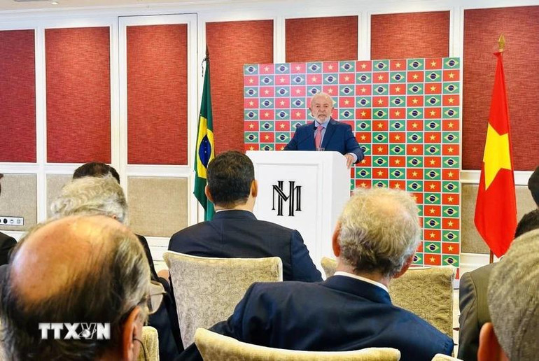 Tổng thống nước Cộng hòa Liên bang Brazil Luiz Inácio Lula da Silva phát biểu tại họp báo thông báo kết quả chuyến thăm. (Ảnh: Việt Đức/TTXVN)