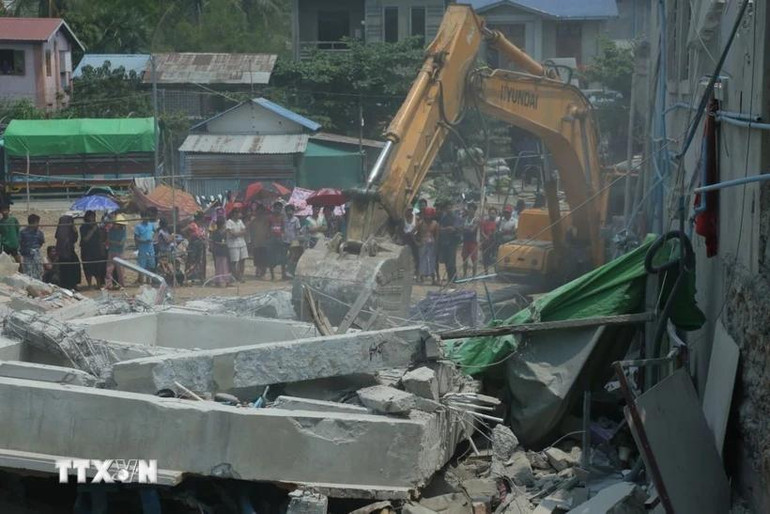 Các tòa nhà bị phá hủy sau trận động đất tại Mandalay, Myanmar. (Ảnh: THX/TTXVN)