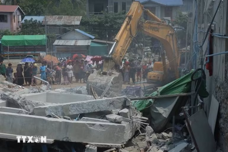 Các tòa nhà bị phá hủy sau trận động đất tại Mandalay, Myanmar. (Ảnh: THX/TTXVN)
