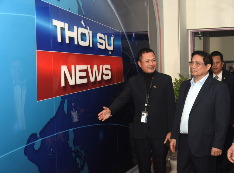 Thủ tướng thăm Ban Thời sự VTV. (Ảnh: TRẦN HẢI)