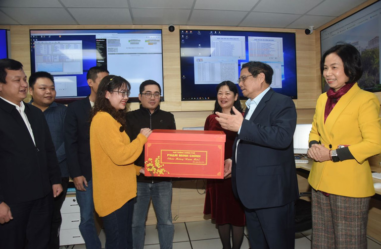 Nhân dịp này, Thủ tướng Phạm Minh Chính đã tặng quà động viên, chúc Tết các đơn vị đang ứng trực Tết của TTXVN. (Ảnh: TRẦN HẢI)