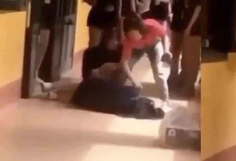 Hình ảnh cô Nguyễn Thị Phượng kéo học sinh N.T.K.C vào lớp. (Ảnh cắt từ clip).