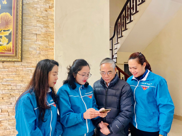 Thanh niên hướng dẫn cài đặt, sử dụng “Sổ tay Đảng viên điện tử” cho đảng viên cao tuổi xã Tả Thanh Oai.