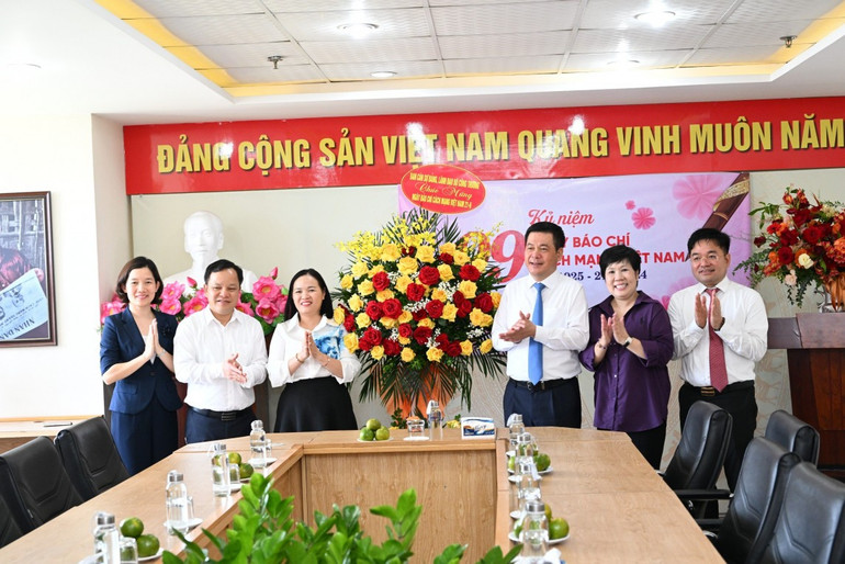 Trước đó, Bộ trưởng Nguyễn Hồng Diên cũng đã tới thăm, chúc mừng Nhà Xuất bản Công Thương, Tạp chí Công Thương, Trung tâm Thông tin Công nghiệp và Thương mại nhân dịp kỷ niệm 99 năm Ngày Báo chí cách mạng Việt Nam. Trước đó, Bộ trưởng Nguyễn Hồng Diên cũng đã tới thăm, chúc mừng Nhà Xuất bản Công Thương, Tạp chí Công Thương, Trung tâm Thông tin Công nghiệp và Thương mại nhân dịp kỷ niệm 99 năm Ngày Báo chí cách mạng Việt Nam.