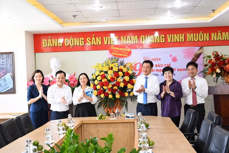 Trước đó, Bộ trưởng Nguyễn Hồng Diên cũng đã tới thăm, chúc mừng Nhà Xuất bản Công Thương, Tạp chí Công Thương, Trung tâm Thông tin Công nghiệp và Thương mại nhân dịp kỷ niệm 99 năm Ngày Báo chí cách mạng Việt Nam. Trước đó, Bộ trưởng Nguyễn Hồng Diên cũng đã tới thăm, chúc mừng Nhà Xuất bản Công Thương, Tạp chí Công Thương, Trung tâm Thông tin Công nghiệp và Thương mại nhân dịp kỷ niệm 99 năm Ngày Báo chí cách mạng Việt Nam.