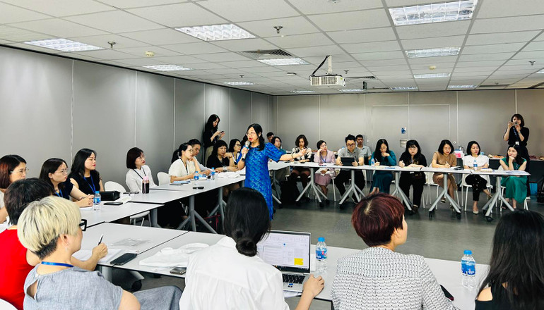 Tiến sĩ Nguyễn Thụy Phương trình bày tại buổi giới thiệu ngày 13/6