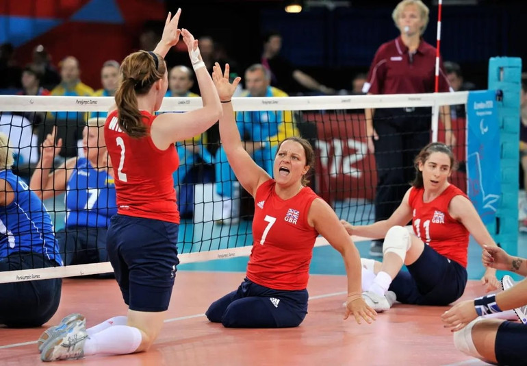 Martine Wright (ngồi giữa) ăn mừng cùng đồng đội tại đội tuyển bóng chuyền ngồi Vương quốc Anh.