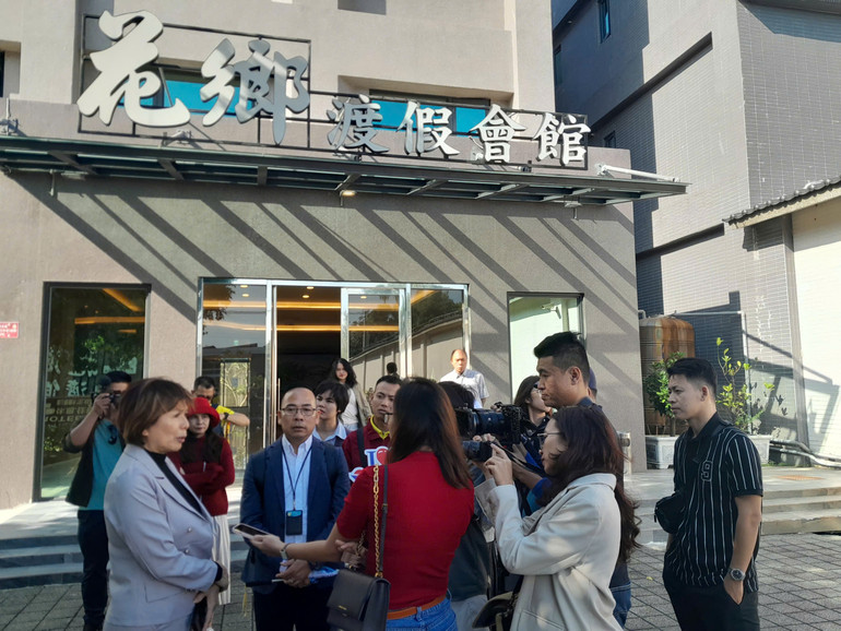 Bà Thái Mỹ Nữ (bên trái) - Hiệp lý Khách sạn Hoa Hương, thành phố Cao Hùng trao đổi thông tin với các nhà báo Việt Nam.