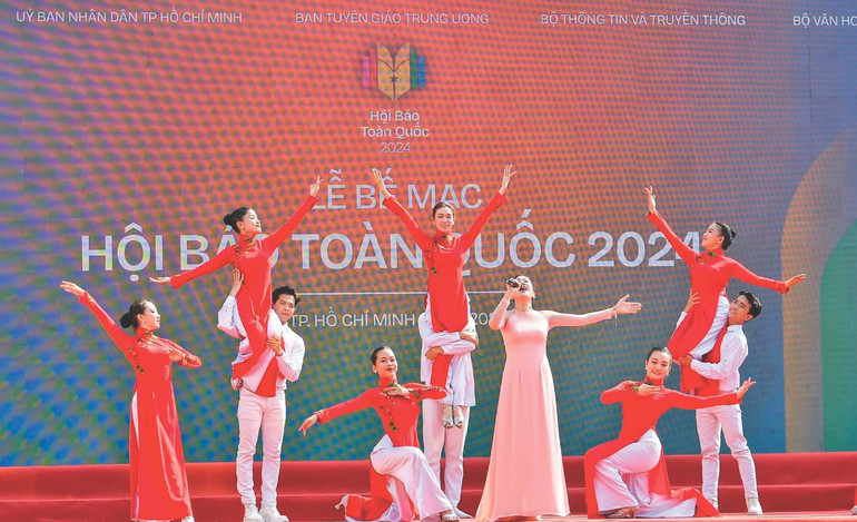 Chương trình văn nghệ tại lễ bế mạc Hội Báo toàn quốc 2024.Ảnh: Thành đạt