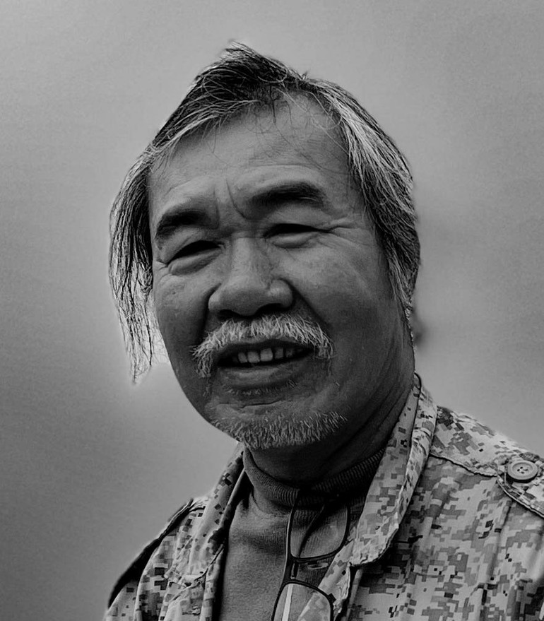 Họa sĩ Nguyễn Thế Cường, sinh năm 1962, tốt nghiệp hệ trung cấp, Trường cao đẳng Mỹ thuật Việt Nam (nay là Trường đại học Mỹ thuật Việt Nam) năm 1980. Ngay từ đầu những năm 2000, ông được một số gallery có tiếng ở Thành phố Hồ Chí Minh, như Tự Do Gallery, Lotus Gallery, mời hợp tác tổ chức các triển lãm cá nhân, ghi nhận một tiếng nói hội họa đậm cá tính.