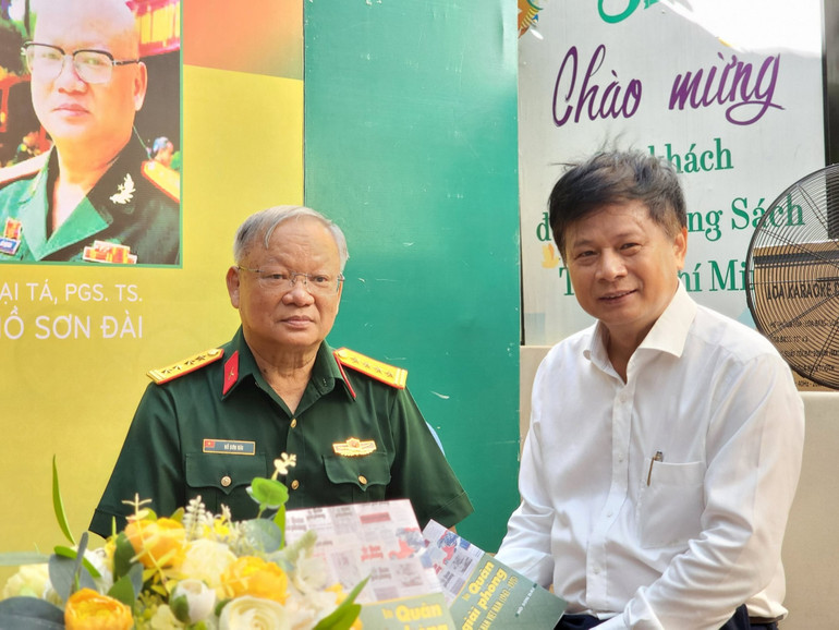 Đại tá,PGS,TS Hồ Sơn Đài (người ngồi bên trái) nguyên là Trưởng phòng Khoa học quân sự, Quân khu 7.