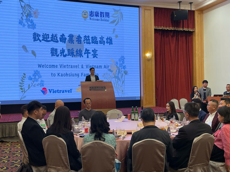 Lãnh đạo Cục Du lịch thành phố Cao Hùng trao đổi thông tin với các đối tác Việt Nam. Ảnh LƯU KIM