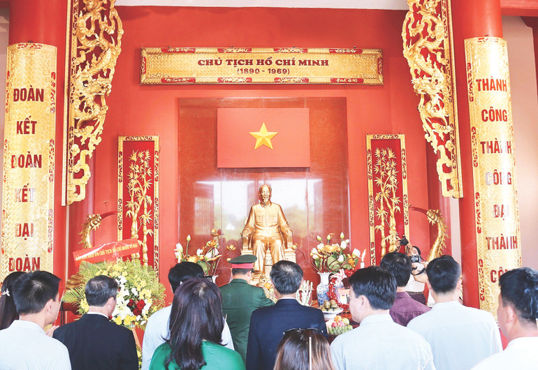 Cộng đồng người Việt Nam tại Lào dâng hương tưởng niệm tại Khu lưu niệm Chủ tịch Hồ Chí Minh ở bản Xiengvang, huyện Nong Bok, tỉnh Khammouane (Lào).