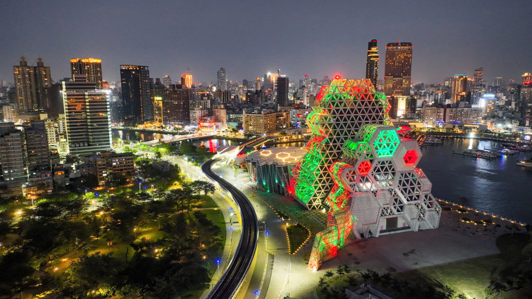 Thành phố Cao Hùng về đêm. Ảnh HOÀNG HÀ