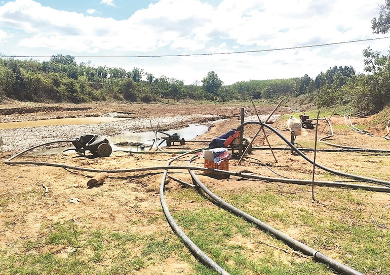Hồ thủy lợi Tà Kang (xã Diên Bình, huyện Đắk Tô, tỉnh Kon Tum) cạn nước hồi tháng 3/2025. (Ảnh Hữu Phúc)