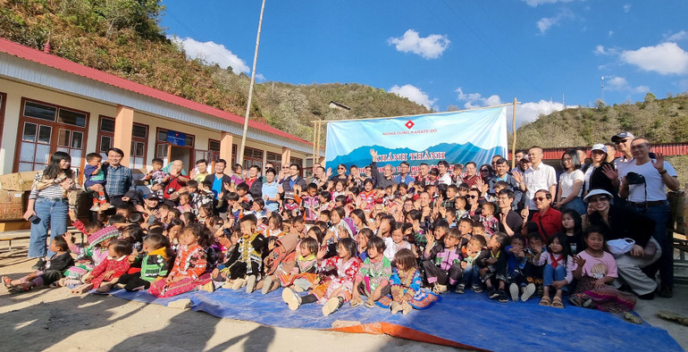 Nhờ sự nhiệt tình và tận tụy của mình, Bí thư xã Bùi Tiến Sỹ đã tìm kiếm cho Ngọc Chiến nhiều sự hỗ trợ từ cộng đồng. Trong ảnh: Khánh thành điểm trường Nậm Nghiệp (bản cao nhất ở Việt Nam) do các môn sinh của Nghĩa Dũng Karate-do tài trợ. Nhờ sự nhiệt tình và tận tụy của mình, Bí thư xã Bùi Tiến Sỹ đã tìm kiếm cho Ngọc Chiến nhiều sự hỗ trợ từ cộng đồng. Trong ảnh: Khánh thành điểm trường Nậm Nghiệp (bản cao nhất ở Việt Nam) do các môn sinh của Nghĩa Dũng Karate-do tài trợ.