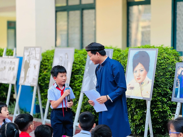 Bảo tàng Phụ nữ Nam Bộ đưa câu chuyện và hình ảnh về Áo dài xưa và nay đến với học sinh Trường Tiểu học Võ Thị Sáu, Quận 12, Thành phố Hồ Chí Minh, trong tháng 3/2025. Bảo tàng Phụ nữ Nam Bộ đưa câu chuyện và hình ảnh về Áo dài xưa và nay đến với học sinh Trường Tiểu học Võ Thị Sáu, Quận 12, Thành phố Hồ Chí Minh, trong tháng 3/2025.