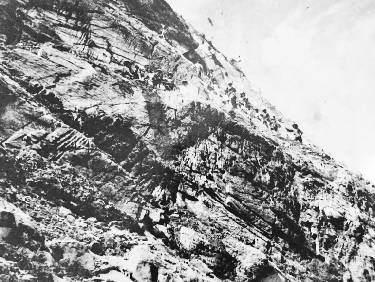 Treo người phá núi, trên dốc Mã Pì Lèng. (Ảnh NVCC)