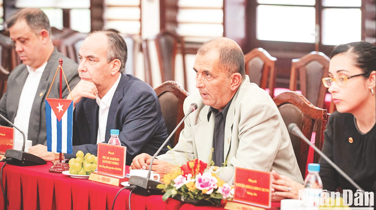 Đồng chí Oscar Sánchez Serra (ngoài cùng bên phải) trong chuyến thăm và làm việc tại Báo Nhân Dân.