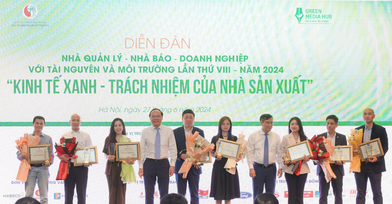 Bộ Tài nguyên và Môi trường biểu dương các đơn vị vì những đóng góp cho thành công của Diễn đàn