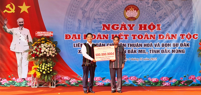 Đồng chí Trần Tuấn Anh trao tặng nhân dân tỉnh Đắk Nông 10 căn nhà đại đoàn kết.