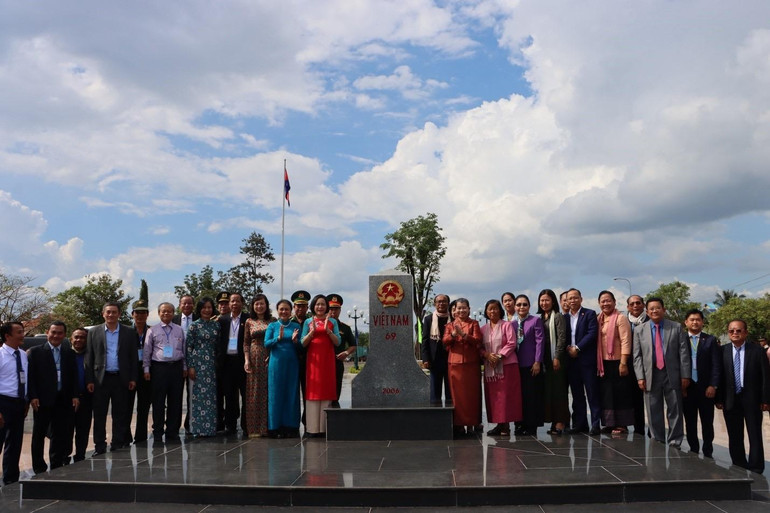 Đoàn lãnh đạo 2 nước chụp hình lưu niệm tại Cột mốc biên giới.