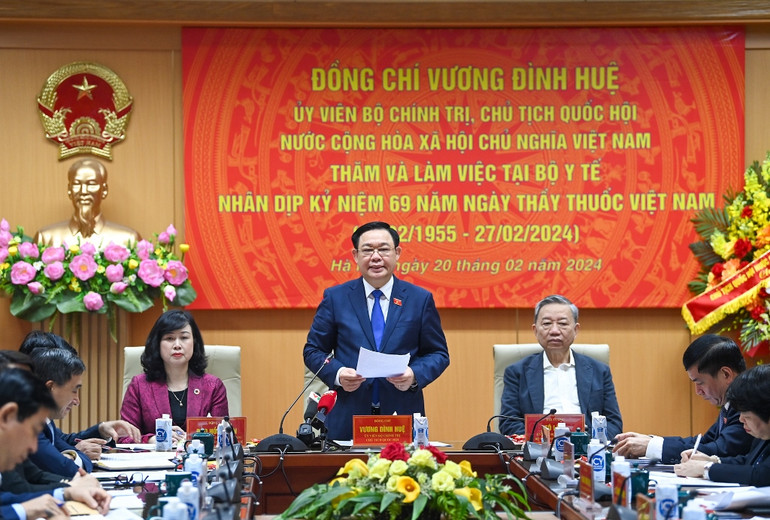 Chủ tịch Quốc hội Vương Đình Huệ phát biểu kết luận buổi làm việc với Bộ Y tế.