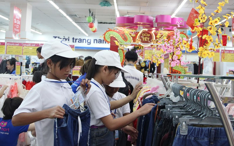 Lần đầu được đi siêu thị mua quần áo mới.