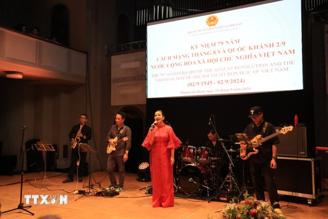 Ca sĩ Mỹ Linh trình bày ca khúc "Hà Nội mùa Thu" tại sự kiện. (Ảnh: Anh Hiển/TTXVN) Ca sĩ Mỹ Linh trình bày ca khúc "Hà Nội mùa Thu" tại sự kiện. (Ảnh: Anh Hiển/TTXVN)