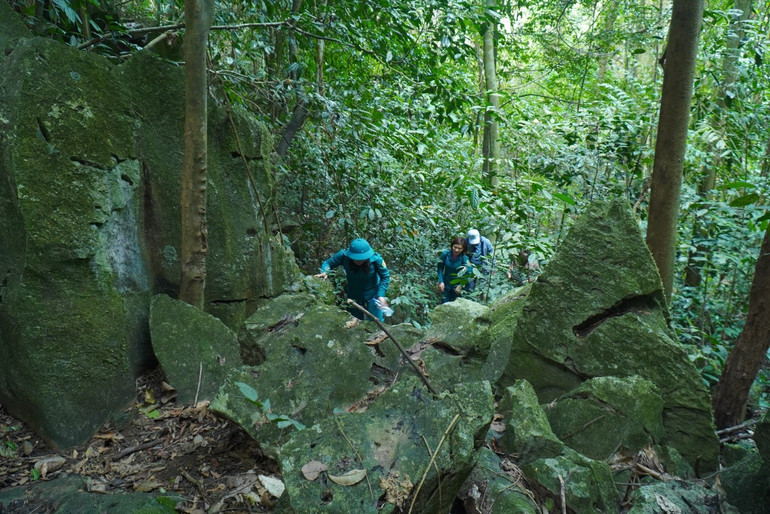 Leo trèo vượt đá núi giữa rừng sâu là một thử thách rất thú vị. (Ảnh: NGỌC TÚ)
