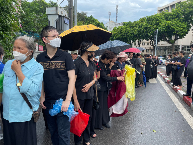 Đầu giờ chiều, sau cơn mưa lớn, người dân chờ đợi bên ngoài phố Trần Thánh Tông để vào viếng Tổng Bí thư.