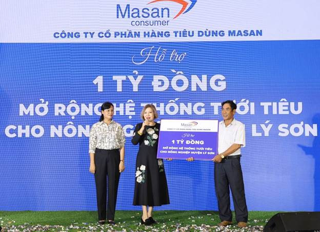 Đại diện Công ty Masan Consumer trao tặng 1 tỷ đồng để chung tay đóng góp vào chương trình mở rộng hệ thống tưới tiêu cho nông nghiệp Lý Sơn.